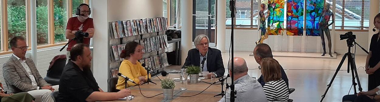 Arre Zuurmond in gesprek met zijn tafelgasten tijdens de tweede keukentafelsessie op 8 juni 2022 in regiobibliotheek Lek & IJssel in IJsselstein