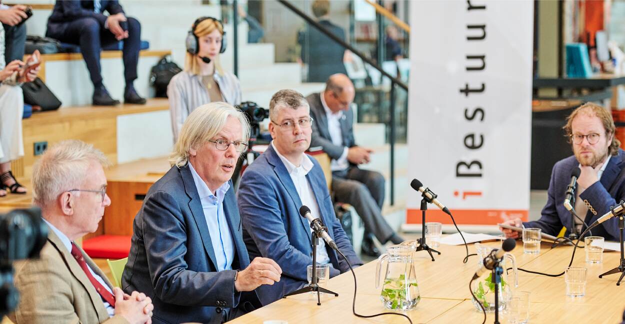 Arre Zuurmond in gesprek tijdens de ontbijtsessie over de Woo op 2 mei 2022 in de LocHal in Tilburg