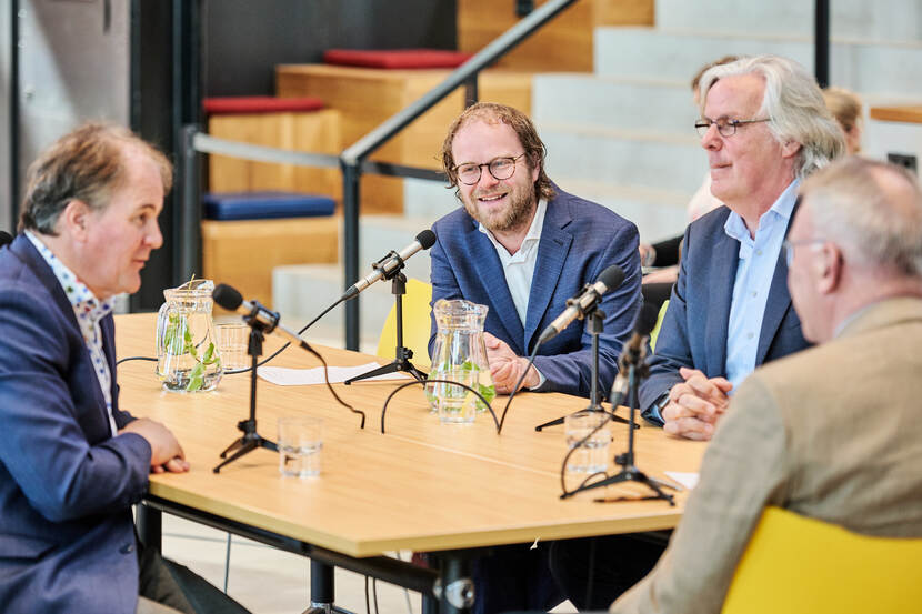 Foto van Roel Bekker aan tafel voor zijn pitch over Het geheugen van BZK tijdens de ontbijtsessie over de Woo op 2 mei 2022 in de LocHal in Tilburg