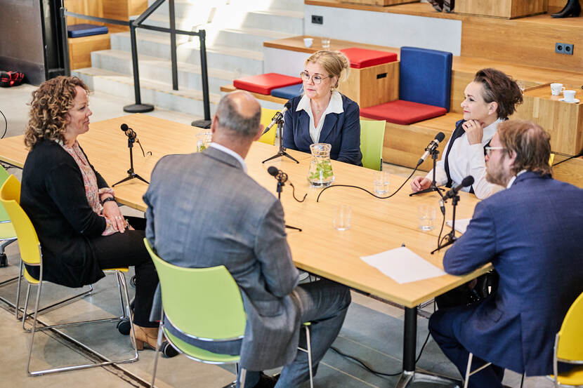 Medewerkers van het Informatiepunt Digitale Overheid (IDO) in gesprek met staatssecretaris Van Huffelen tijdens de ontbijtsessie over de Wet open overheid op 2 mei 2022