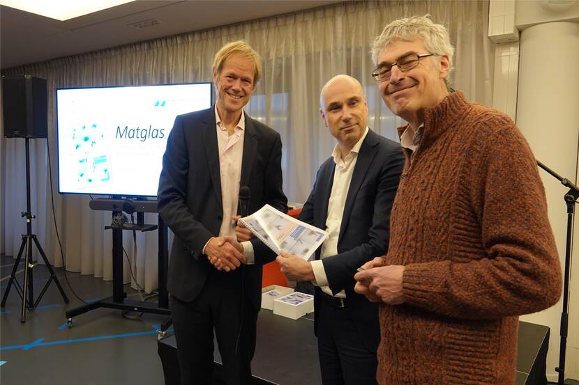 Overhandiging rapport 'Matglas